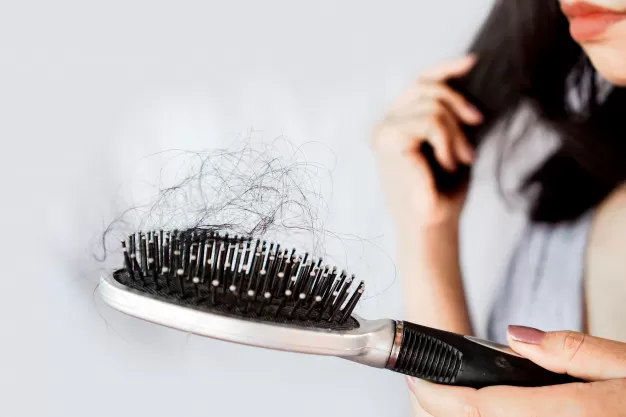 Saç Dökülmesi Yaşayan KadınlarSaç Dökülmesi Yaşayan Kadınlar